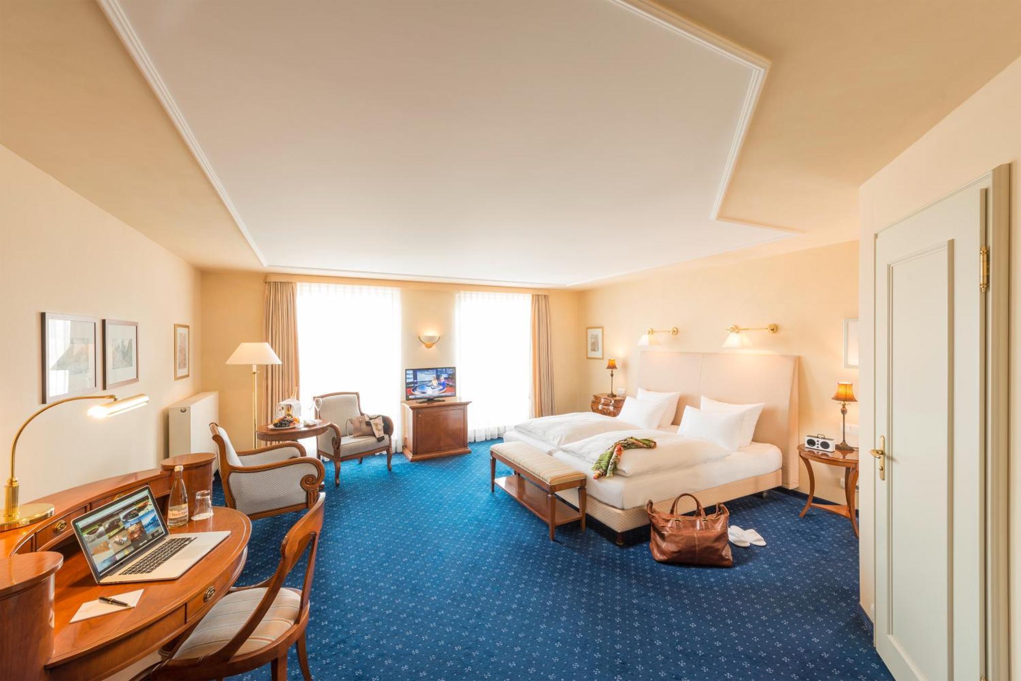 Hotel-Restaurant Erbprinz Ettlingen Exterior photo A typical room at the Hotel Atlantic